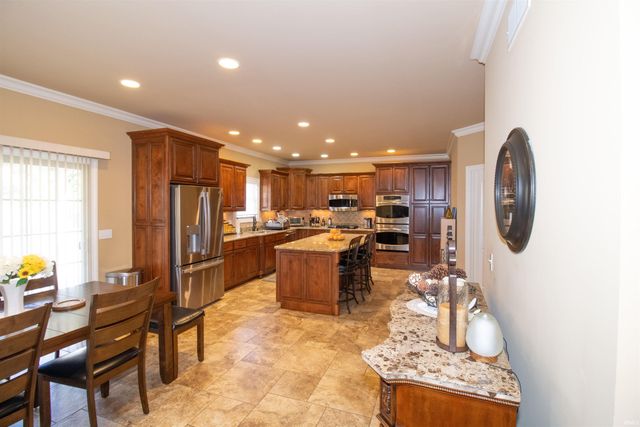 2084 LONG COVE Circle, Newburgh, IN 47630