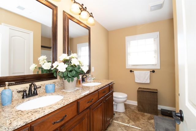 2084 LONG COVE Circle, Newburgh, IN 47630