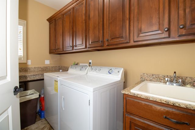 2084 LONG COVE Circle, Newburgh, IN 47630