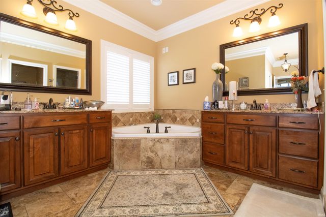 2084 LONG COVE Circle, Newburgh, IN 47630