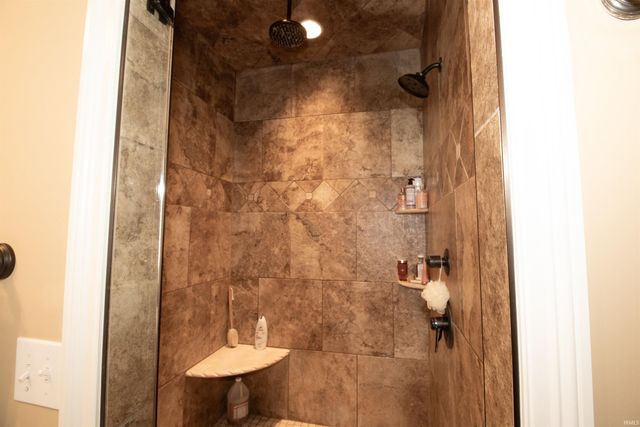 2084 LONG COVE Circle, Newburgh, IN 47630