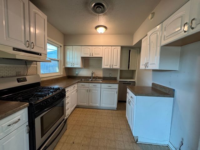 200 SW Moody Street, Burleson, TX 76028