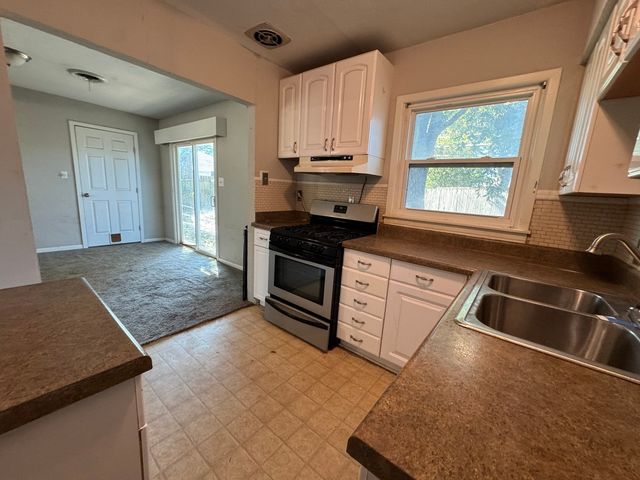 200 SW Moody Street, Burleson, TX 76028