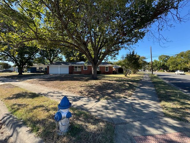 200 SW Moody Street, Burleson, TX 76028