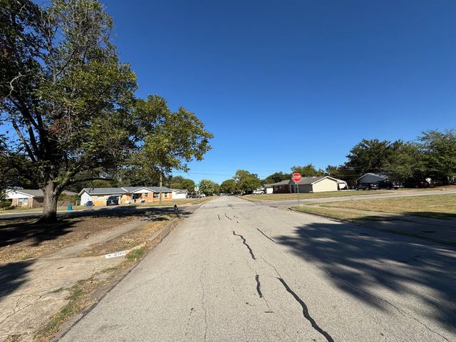 200 SW Moody Street, Burleson, TX 76028