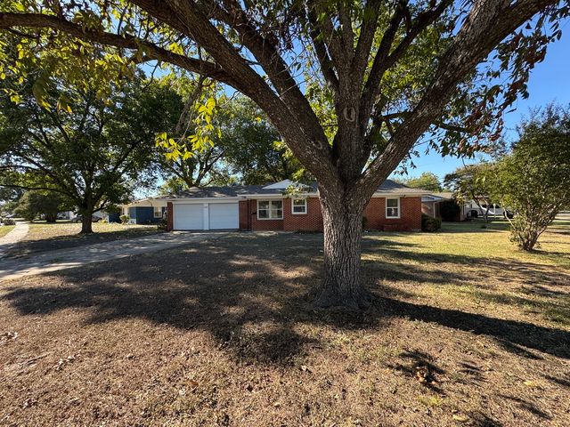 200 SW Moody Street, Burleson, TX 76028
