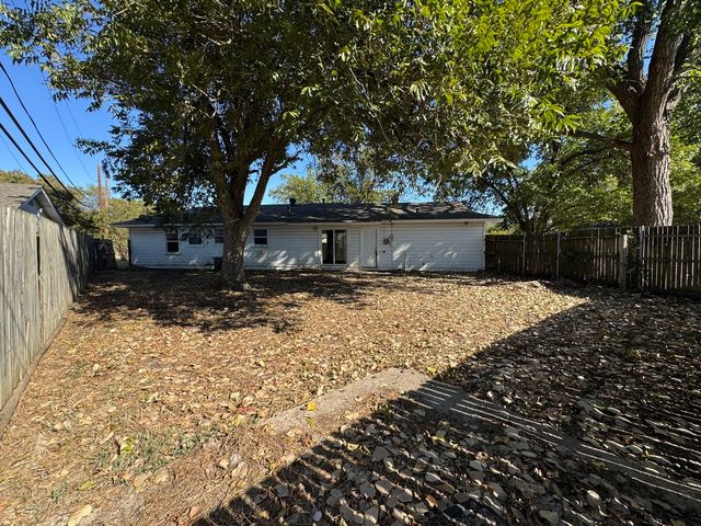200 SW Moody Street, Burleson, TX 76028