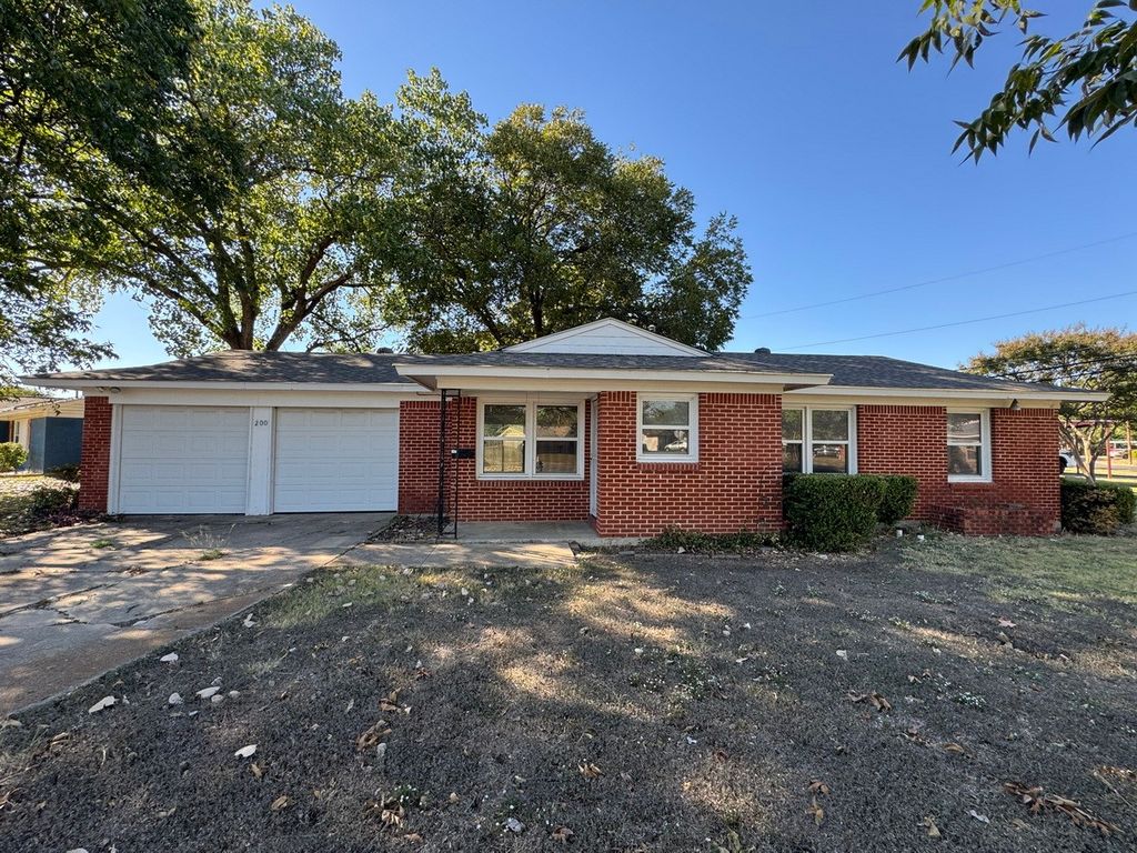 200 SW Moody Street, Burleson, TX 76028