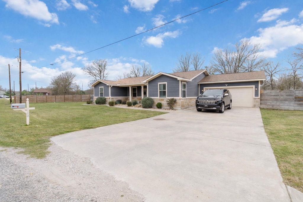 152 Keawakapu DR, Bastrop, TX 78602