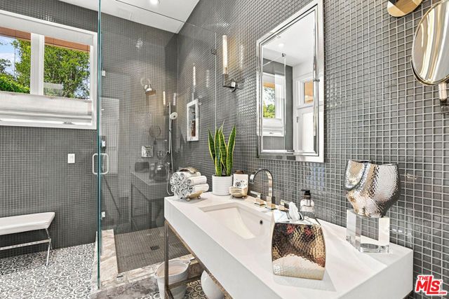 3235 Oakdell Lane, Los Angeles, CA 91604