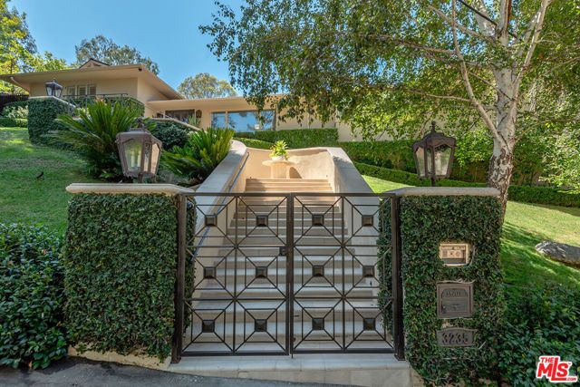 3235 Oakdell Lane, Los Angeles, CA 91604