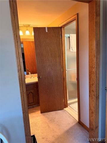 38 Old Farm Circle, West Seneca, NY 14218