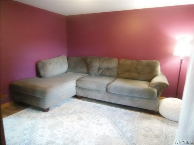 38 Old Farm Circle, West Seneca, NY 14218
