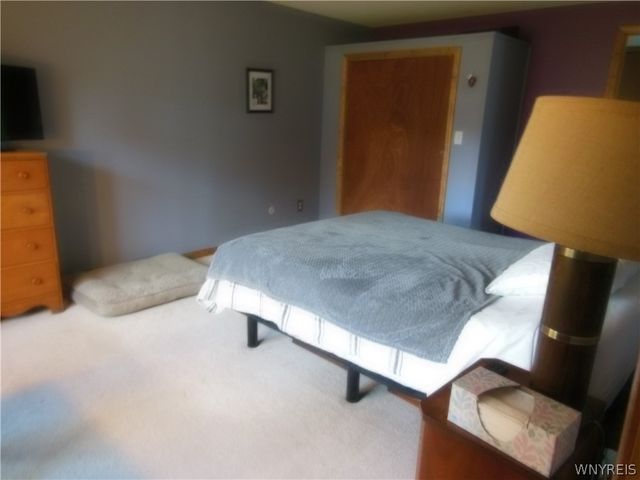 38 Old Farm Circle, West Seneca, NY 14218