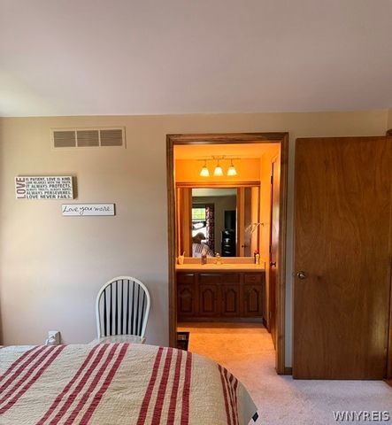 38 Old Farm Circle, West Seneca, NY 14218