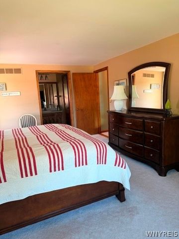 38 Old Farm Circle, West Seneca, NY 14218