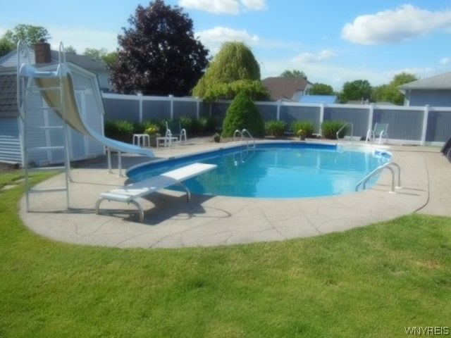 38 Old Farm Circle, West Seneca, NY 14218