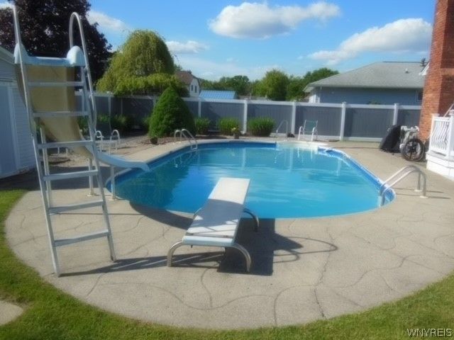 38 Old Farm Circle, West Seneca, NY 14218