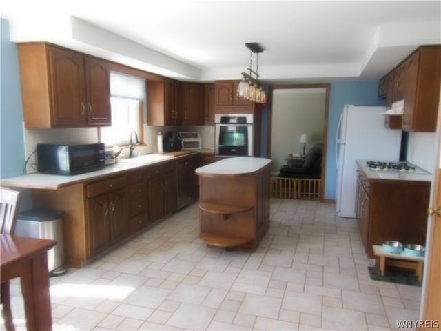 38 Old Farm Circle, West Seneca, NY 14218