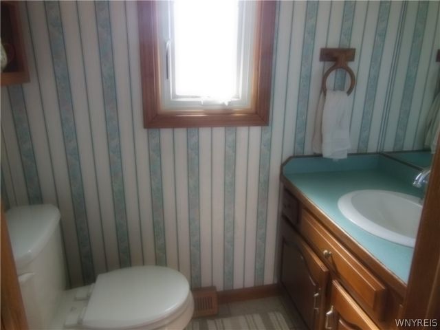38 Old Farm Circle, West Seneca, NY 14218