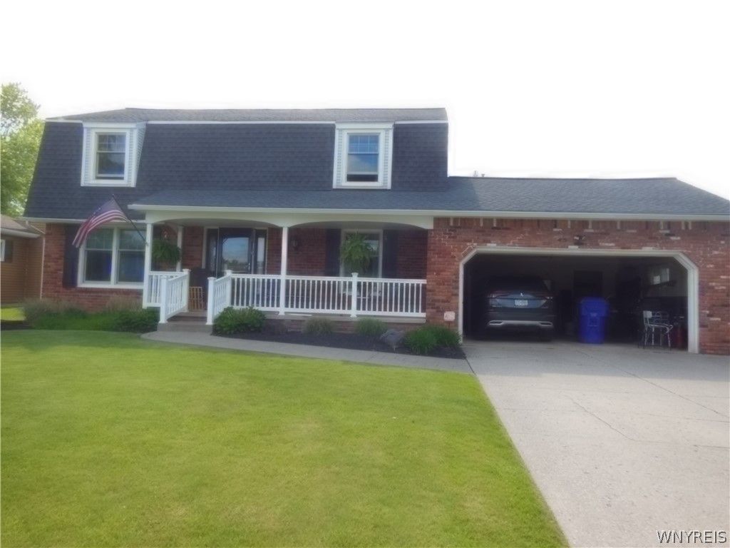 38 Old Farm Circle, West Seneca, NY 14218
