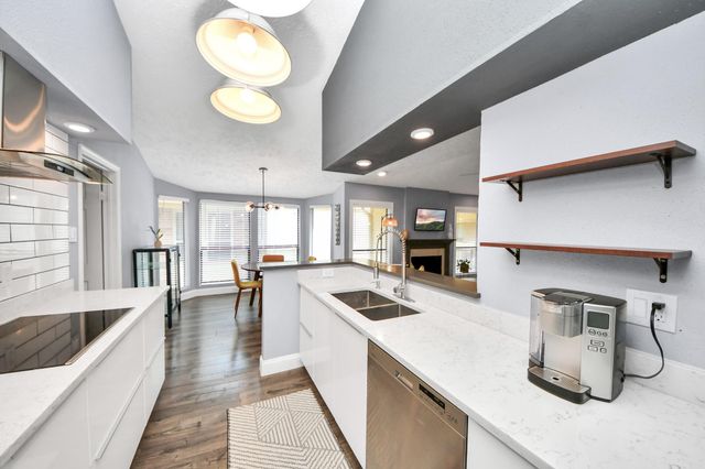 1881 Bering Drive 16, Houston, TX 77057