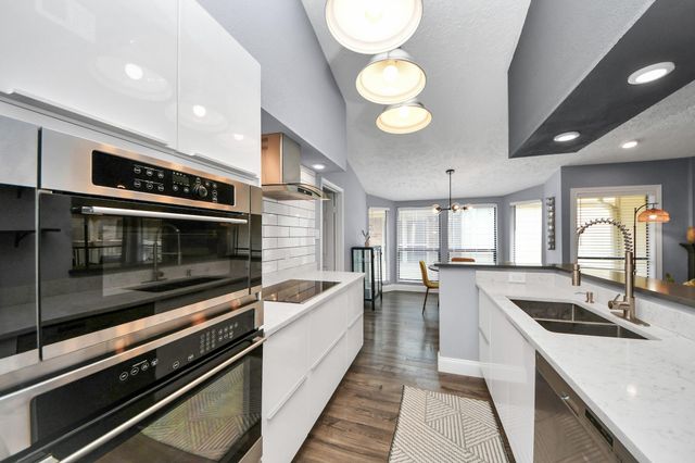 1881 Bering Drive 16, Houston, TX 77057