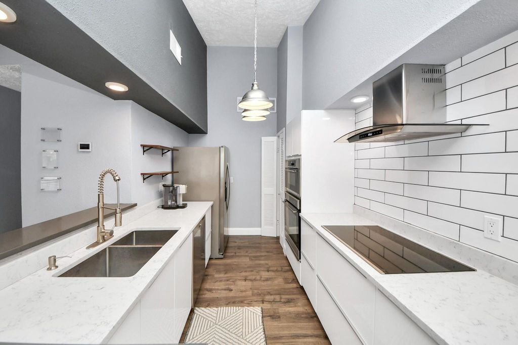 1881 Bering Drive 16, Houston, TX 77057