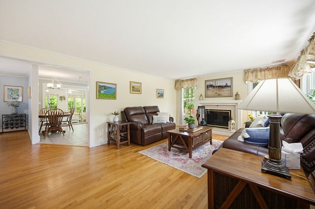 77 Oxbow Dr, Wrentham, MA 02093