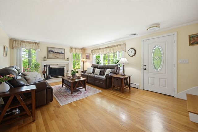 77 Oxbow Dr, Wrentham, MA 02093