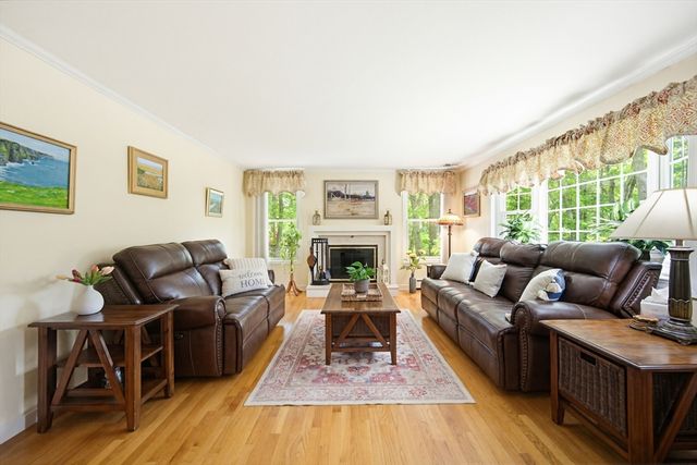 77 Oxbow Dr, Wrentham, MA 02093