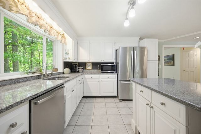 77 Oxbow Dr, Wrentham, MA 02093