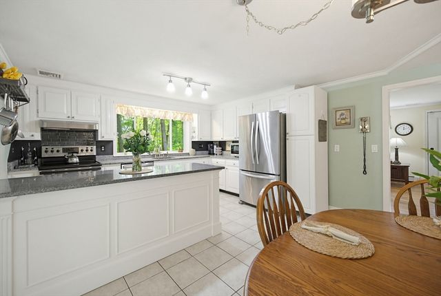 77 Oxbow Dr, Wrentham, MA 02093