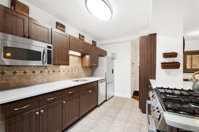 235 Garth Road E2A, Scarsdale, NY 10583