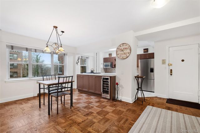 235 Garth Road E2A, Scarsdale, NY 10583