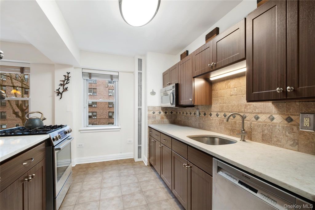 235 Garth Road E2A, Scarsdale, NY 10583