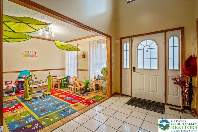 2121 Warwick Circle, Coolbaugh Twp, PA 18466