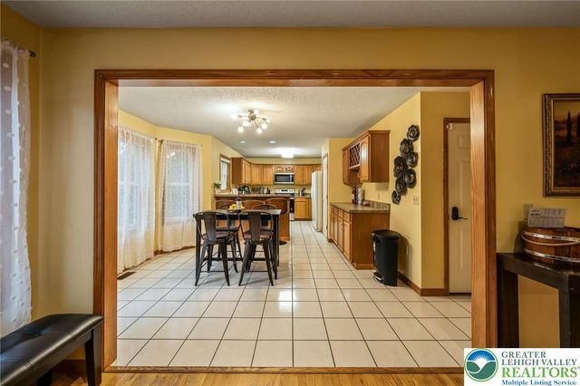 2121 Warwick Circle, Coolbaugh Twp, PA 18466