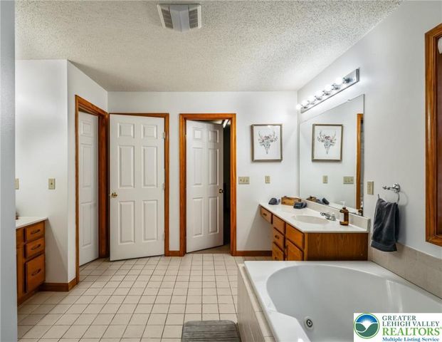 2121 Warwick Circle, Coolbaugh Twp, PA 18466