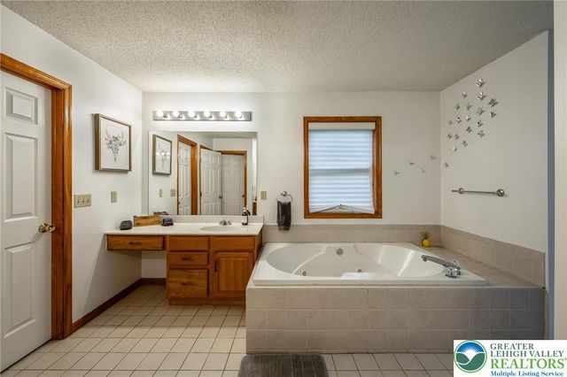 2121 Warwick Circle, Coolbaugh Twp, PA 18466