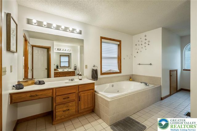 2121 Warwick Circle, Coolbaugh Twp, PA 18466