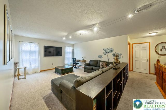 2121 Warwick Circle, Coolbaugh Twp, PA 18466