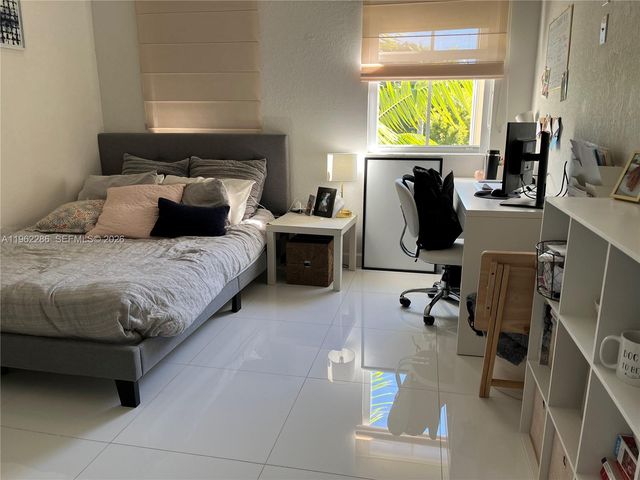 10012 NW 7th St 203, Miami, FL 33172