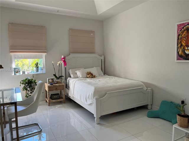 10012 NW 7th St 203, Miami, FL 33172