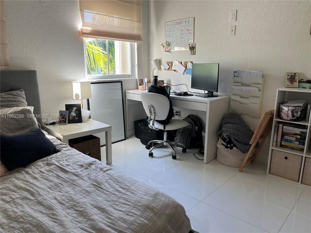 10012 NW 7th St 203, Miami, FL 33172