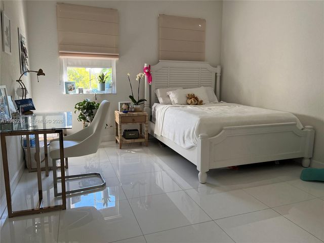 10012 NW 7th St 203, Miami, FL 33172