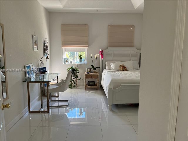 10012 NW 7th St 203, Miami, FL 33172