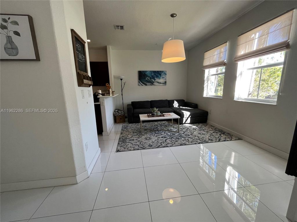 10012 NW 7th St 203, Miami, FL 33172