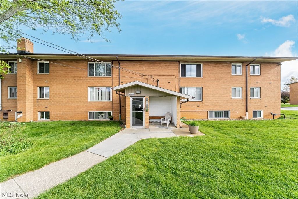 22011 River Oaks Drive A3, Rocky River, OH 44116