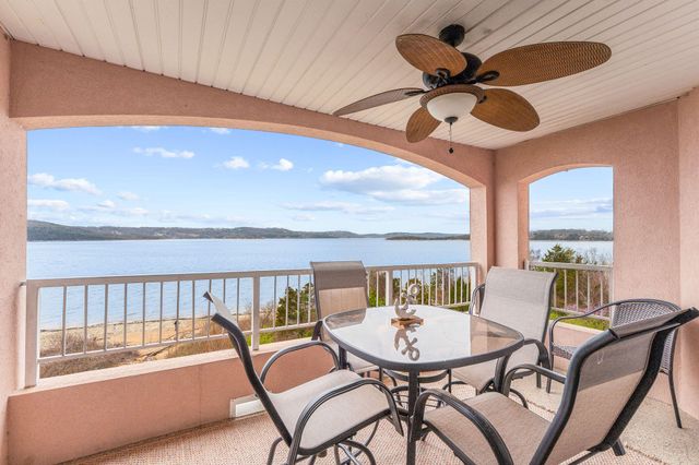 700 Emerald Pointe Drive 302, Hollister, MO 65672